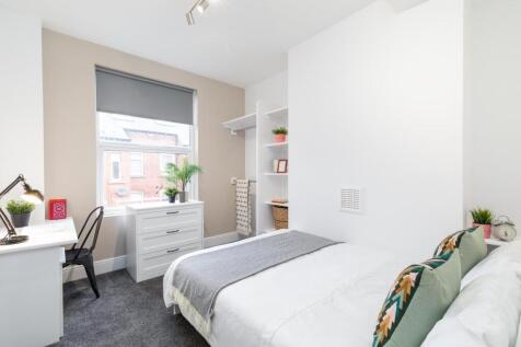 Bright, well-kept double bedroom with a comfort...