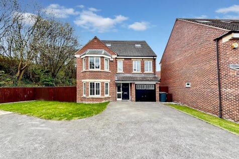 Off Street Parking / Driveway / Integral Garage: