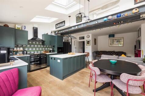 Warboys Crescent, E4