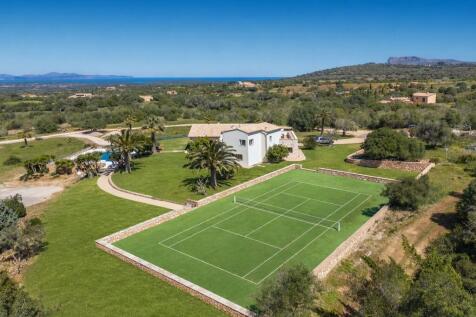 Finca with tennis court and sea views between Manacor and Colònia de Sant Pere