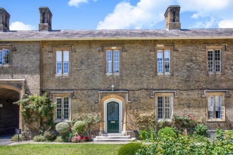 A beautifully refurbished ground floor two bedroom flat within the historic Charterhouse estate. High ceilings, dual aspect views over private gardens, 20ft reception, shower room. 675 sq ft. 24 hour