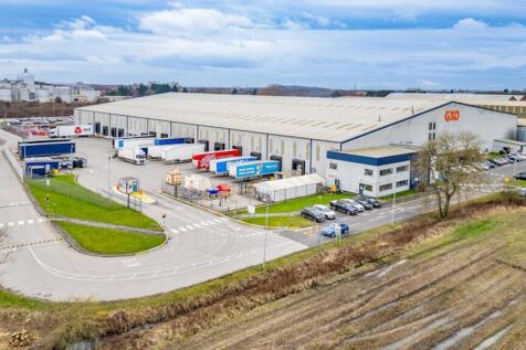 Warehouse to rent in selby