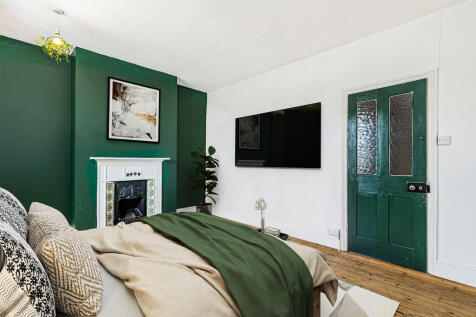 Bedroom 1 - Angle...