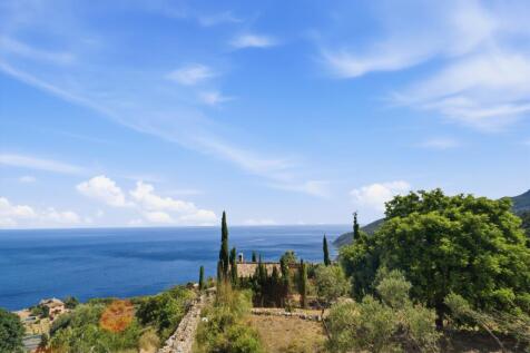 Unique traditional estate in a prime location overlooking the coast of Banyalbufar