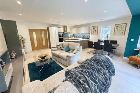 4. lounge kitchen.jpg