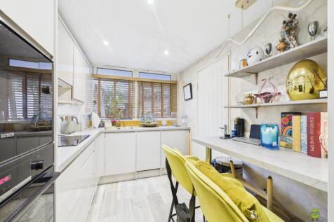 CAM03779G0-PR0318-STILL007