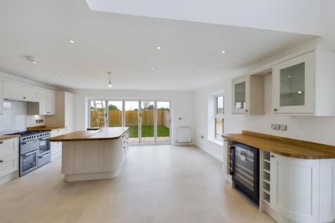 5 bed kitchen 3.jpg