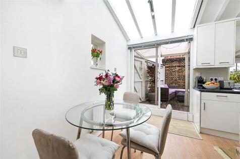 A gorgeous penthouse apartment within a portered building in the heart of Chelsea providing easy access to all the local amenities, benefiting from over 450sqft. of outside space with great views acro