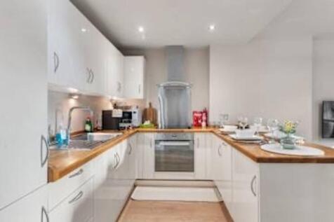 A 2 bedroom, first-floor apartment in Whitechapel, E1, with two doubles, a private patio and the Elizabeth line a short walk away.Both bedrooms have storage and there's a family bathroom.