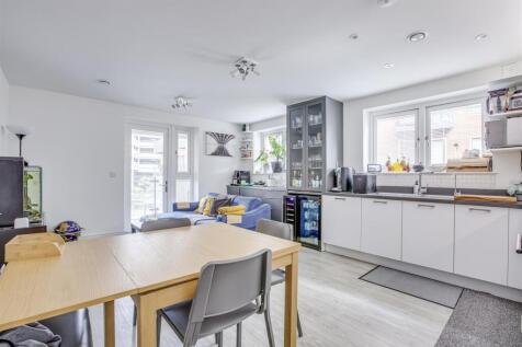 1 The Pavilion, Lilys Walk, HP11 2FX-2.jpg