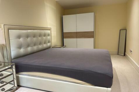 Situated on the sought-after Derwent Avenue, this well-presented garden room accommodation with bills included offers comfortable and convenient living within easy reach of Kingston's leading universi