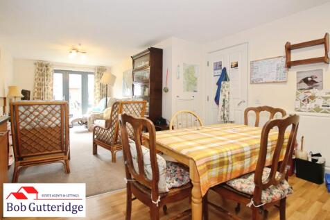 FITTED KITCHEN / LIVING SPACE
