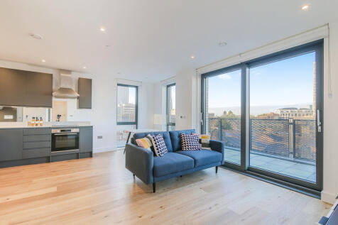 3 Bedroom Apartment with Spectacular Views and Balcony This exquisite 3-bedroom, 2-bathroom apartment, nestled on the 7th floor, offers a luxurious living experience with breathtaking panoramic views