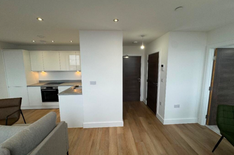 Leef are delighted to present this modern apartment at Alexander House located in Old Trafford only minutes from the Metrolink with easy access to Manchester city and Salford Quays. This one bedroom a