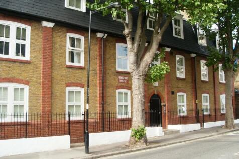 Three Double Bedroom, Three Bathroom Apartment situated a 10 minute walk to Canary Wharf and under 15 minutes to Bank.