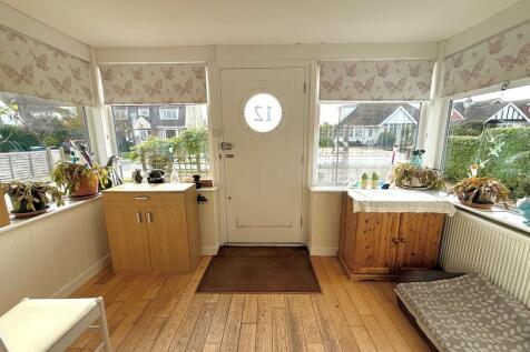 12 Knightscroft A...