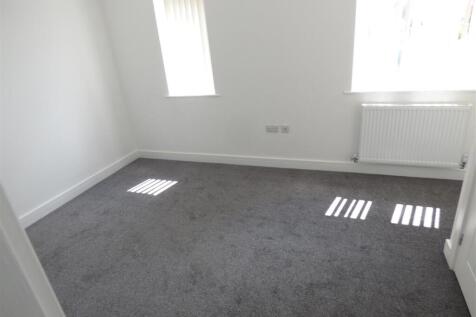 24 Little Hallam Hill - Bed.JPG
