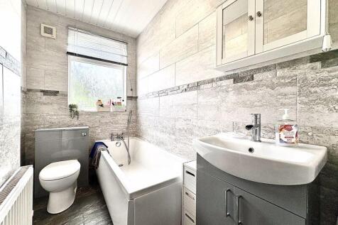 FIRST FLOOR BATHROOM