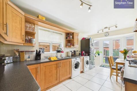 Kitchen/ Dining Room