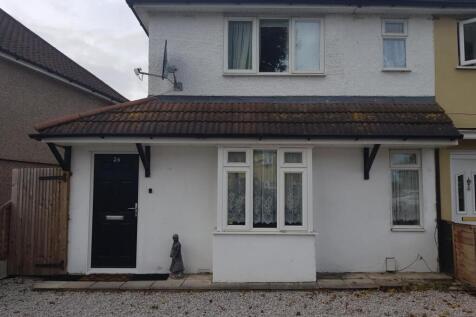 3 bed flat to rent Bellhouse Road, Romford RM7