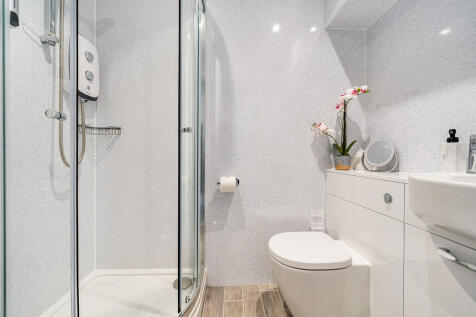 En suite shower r...