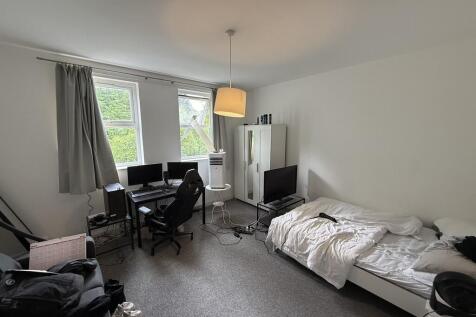 South Manchester Homes are pleased to offer for rent this studio apartment in Heaton Chapel, Stockport. The property is located on the ground floor of the building and comprises of hallway, large livi