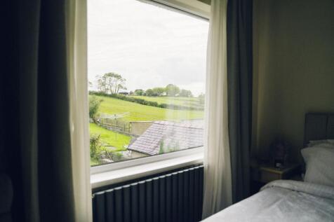 Ystafell Wely 1 / Bedroom 1