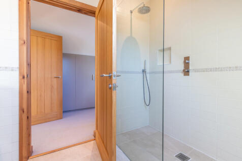 Bedroom One En-Su...