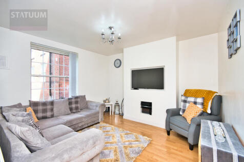Statuum are thrilled to offer this stunningly presented ground floor 3 Bed flat located close proximity to Hackney Downs and Hackney Central and London Fields Park – available from 1st Week of August