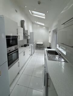 5 BED | 5 BATH | STUDENT HOUSE | BILLS INCLUSIVE Welcome to this charming mid-terrace house located on Mostyn Road in Birmingham, a prime area that offers both convenience and comfort. The house featu