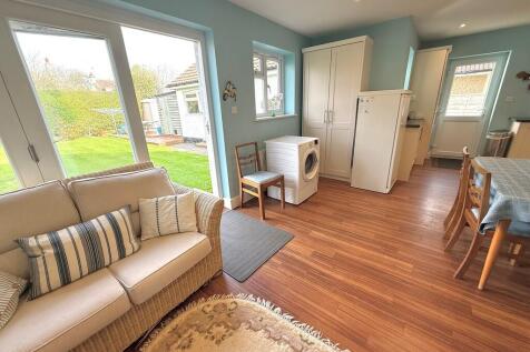 12 Knightscroft A...