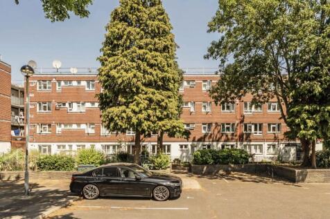 This two bedroom top floor flat offers an open plan living-kitchen area with hardwood flooring throughout.