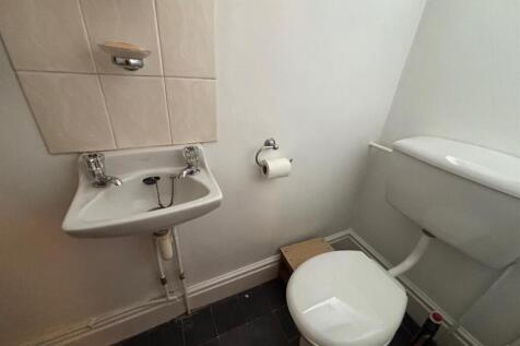 Guests Cloak Room/WC