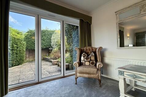 Living Room Bi-Fo...