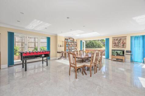 Lounge / Dining Area