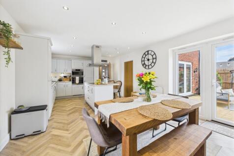 Kitchen/ Dining Area