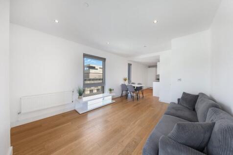 An impressive fully furnished one bedroom apartment set on the 11th floor of Howe House, part of the sought-after Love Lane development, offering excellent natural light and generous outside space.
Th