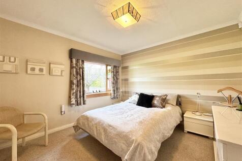 5 bed, 3 bath Detached Bungalow in Glasgow - Photo 16