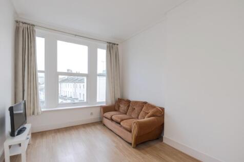 A well-presented property located on Earls Court Road, SW5, offering a fantastic opportunity to rent in the heart of Earls Court.