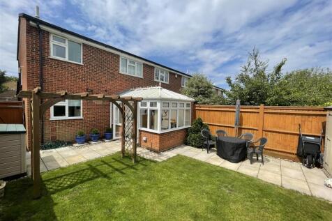 Baywell - 2 rear garden.jpeg