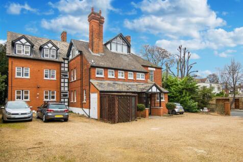 A lovely one double bedroom apartment located on the ground floor of this period property, directly opposite the Royal Botanic Gardens and a short walk from Kew Gardens Village. The property benefits