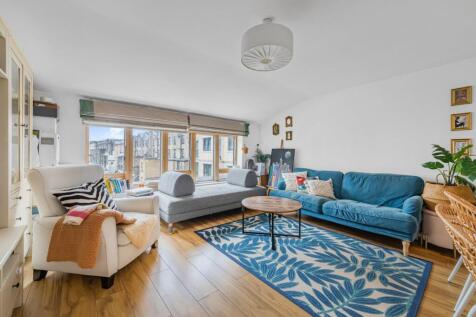 A fantastic 2 double bedroom apartment situated on the top floor of this purpose built building in Bayswater. Located moments from Westbourne Grove and Queensway for an abundance of shops and eateries