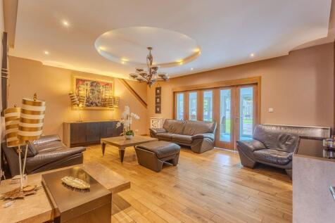 7 bed, 6 bath Detached Villa in Glasgow - Photo 12