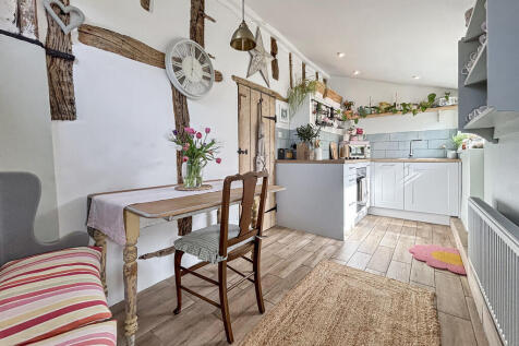 Kitchen/Dining ar...