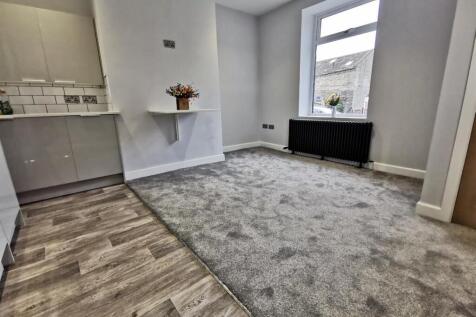 OPEN PLAN LOUNGE/KITCHEN