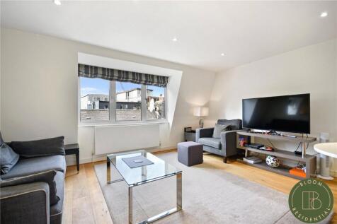 A bright and very spacious modern one bedroom apartment set on the third floor of a presentable block moments from Old St Station. Accommodating 659sqft of internal living space this apartment compris