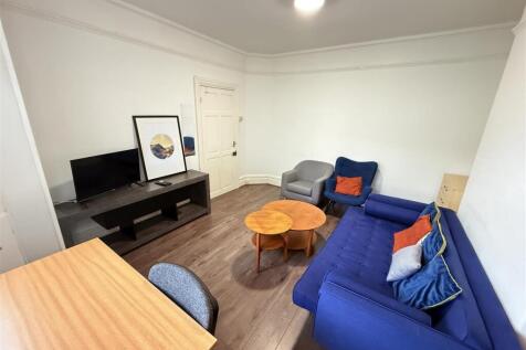 4 Bedroom House in LL57 1AH