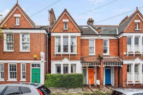A charming two bedroom garden flat in the heart of Clapham South. Accommodation comprises a reception room, two doubled bedrooms, wooden flooring and a kitchen with access out to a private garden.