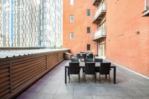 2 bed, 2 bath Apartment in Manchester - Photo 9