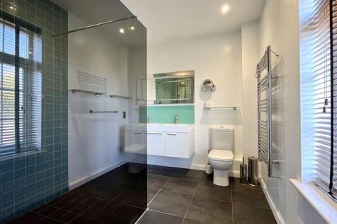 En-Suite to Bedroom 1